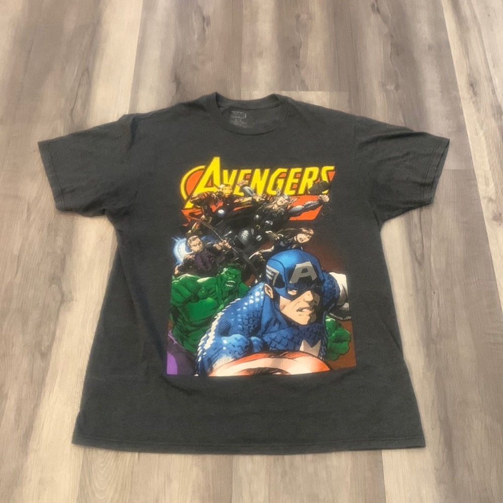 Marvel Avengers Comic grey tee shirt sz medium M Hulk Iron Man Thor Cpt America
